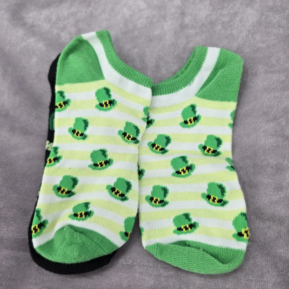 Irish Clover‎ Rainbow Shamrock Hat Print Set Of 2 Back White Green Low Socks